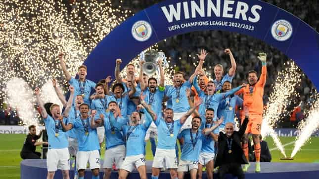 Sao Man City giành 4 danh hiệu chỉ trong vòng 1 tháng